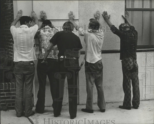 1980 Press Photo Birmingham, Alabama Policeman Conducts Search of Suspects - Historic Images