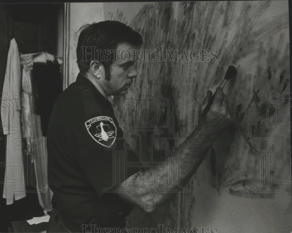 1980 Press Photo Officer Donnie Guyer Works At Birmingham, Alabama, Crime Scene - Historic Images