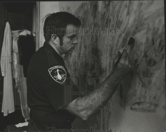 1980 Press Photo Officer Donnie Guyer Works At Birmingham, Alabama, Crime Scene - Historic Images