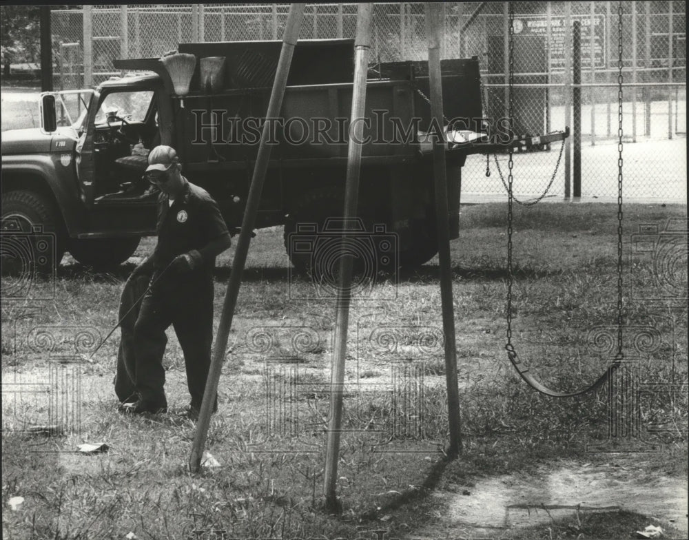1979 Press Photo Birmingham, Alabama, Worker Clears Trash at Wiggins Park - Historic Images