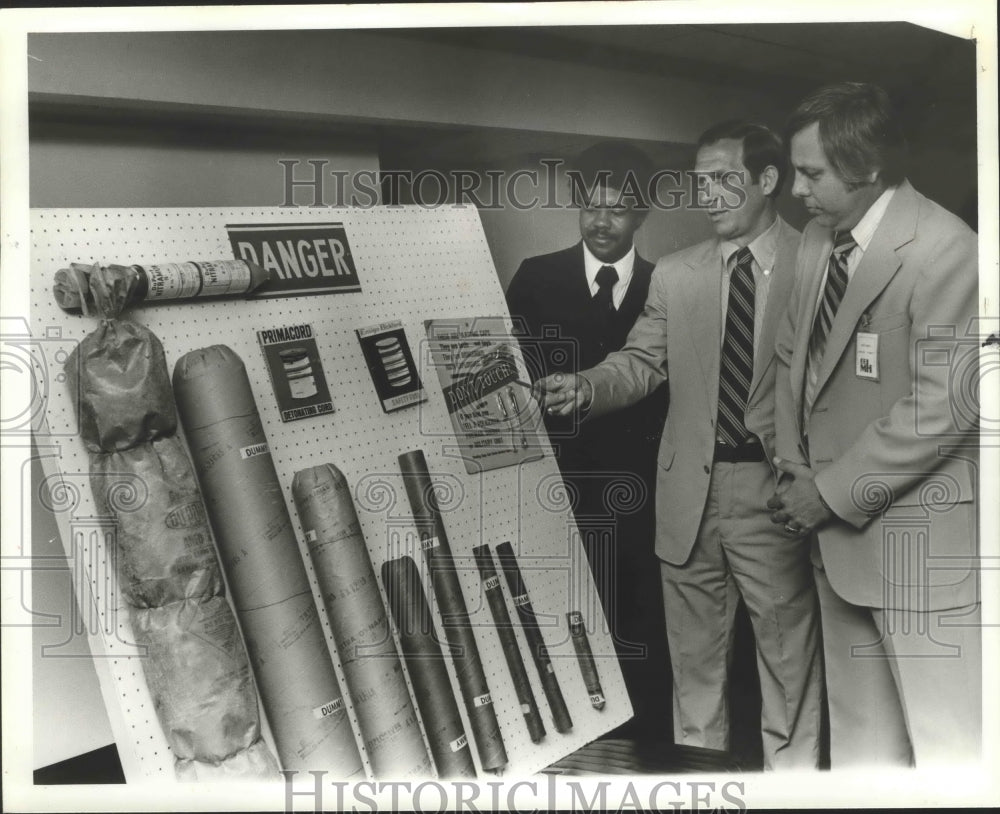 1980 Press Photo Alabama-Birmingham Police, Bomb Squad look over various bombs. - Historic Images