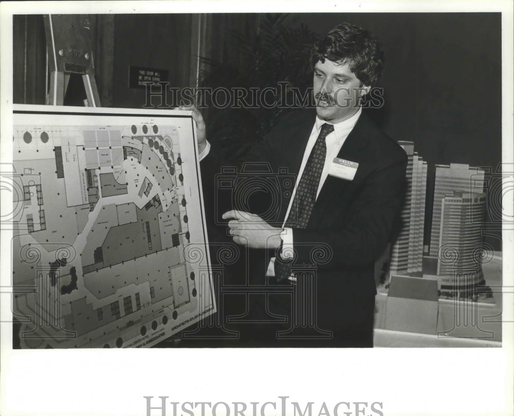 1982 Press Photo Alabama-Birmingham-Randy Young with diagram of street block 60. - Historic Images