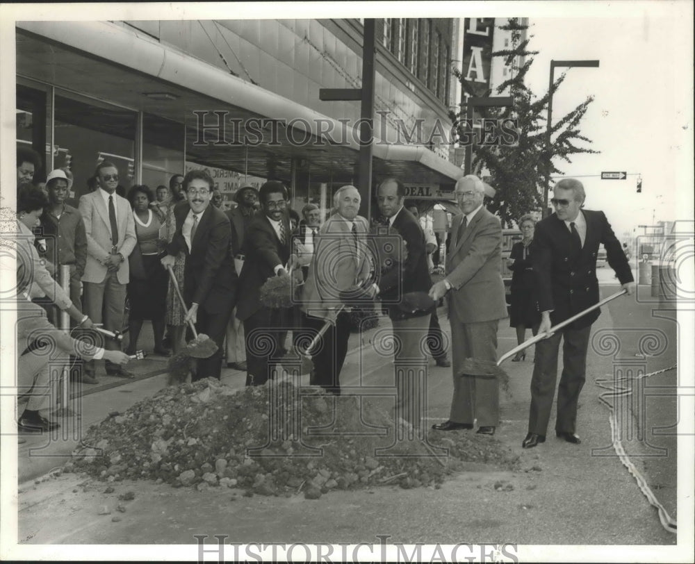 1982 Press Photo Alabama-Birmingham merchants and city officials breaking ground - Historic Images