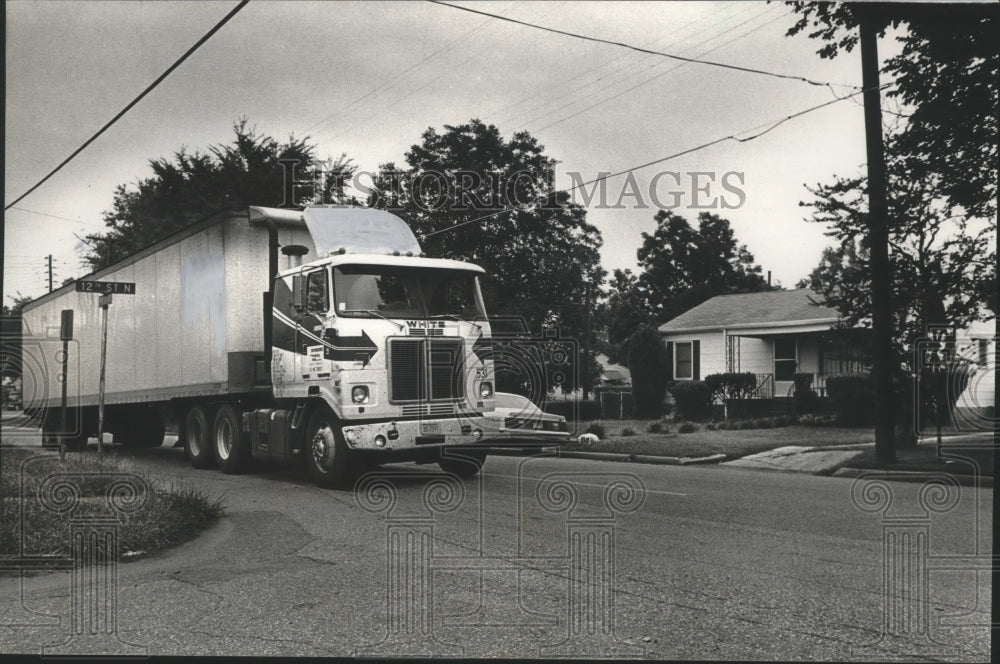 1984 Press Photo Alabama-Birmingham-Unwanted truck travels along Finley Avenue. - Historic Images