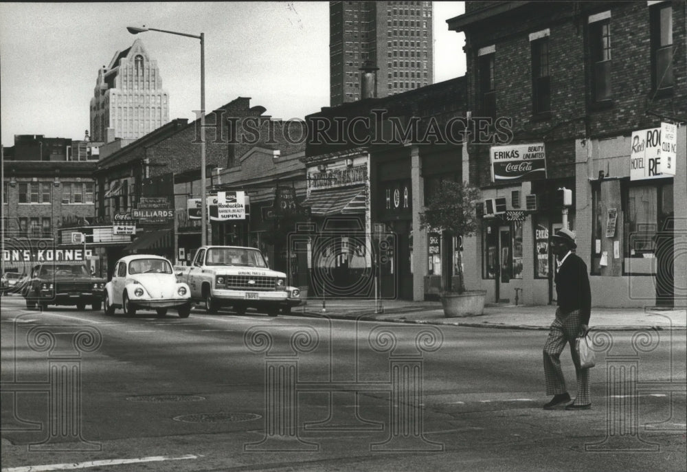 1981 Press Photo Alabama-A man walks on Birmingham&#39;s Fourth Avenue North. - Historic Images