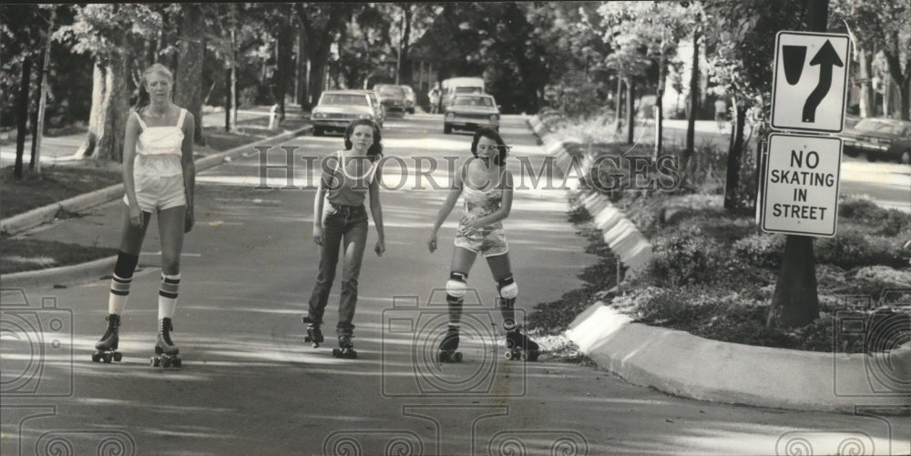 1981 Press Photo Alabama-Birmingham youngsters skate down Highland Avenue. - Historic Images