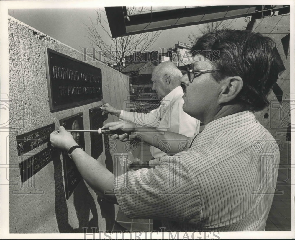 1986 Press Photo Alabama-Birmingham-Plaques honor Fourth Ave. North contributors - Historic Images