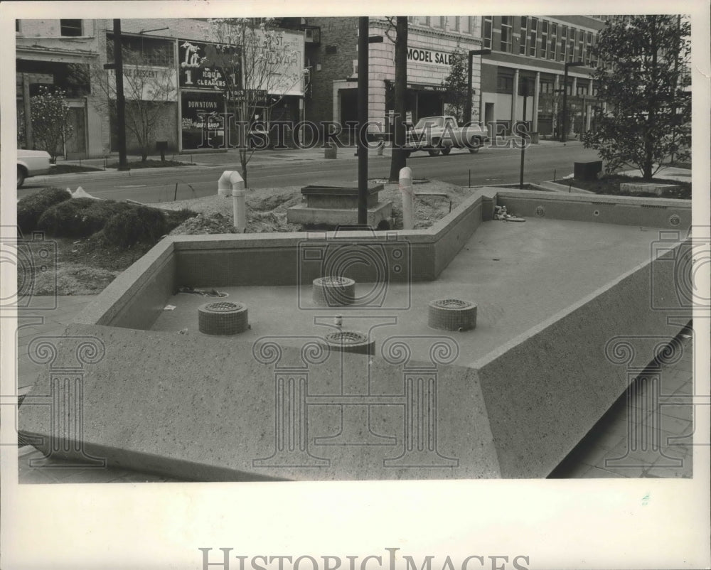 1985 Press Photo Alabama-Birmingham&#39;s 19th Street fountain awaits repair. - Historic Images