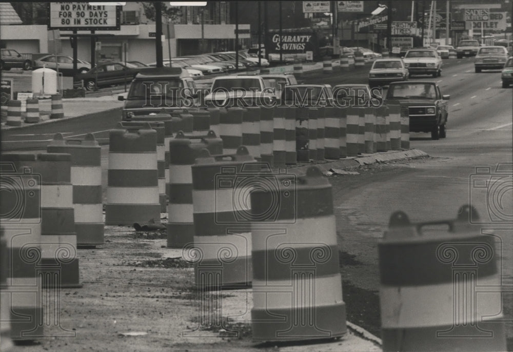 1988 Press Photo Alabama-Birmingham- barrels on Parkway East construction site. - Historic Images