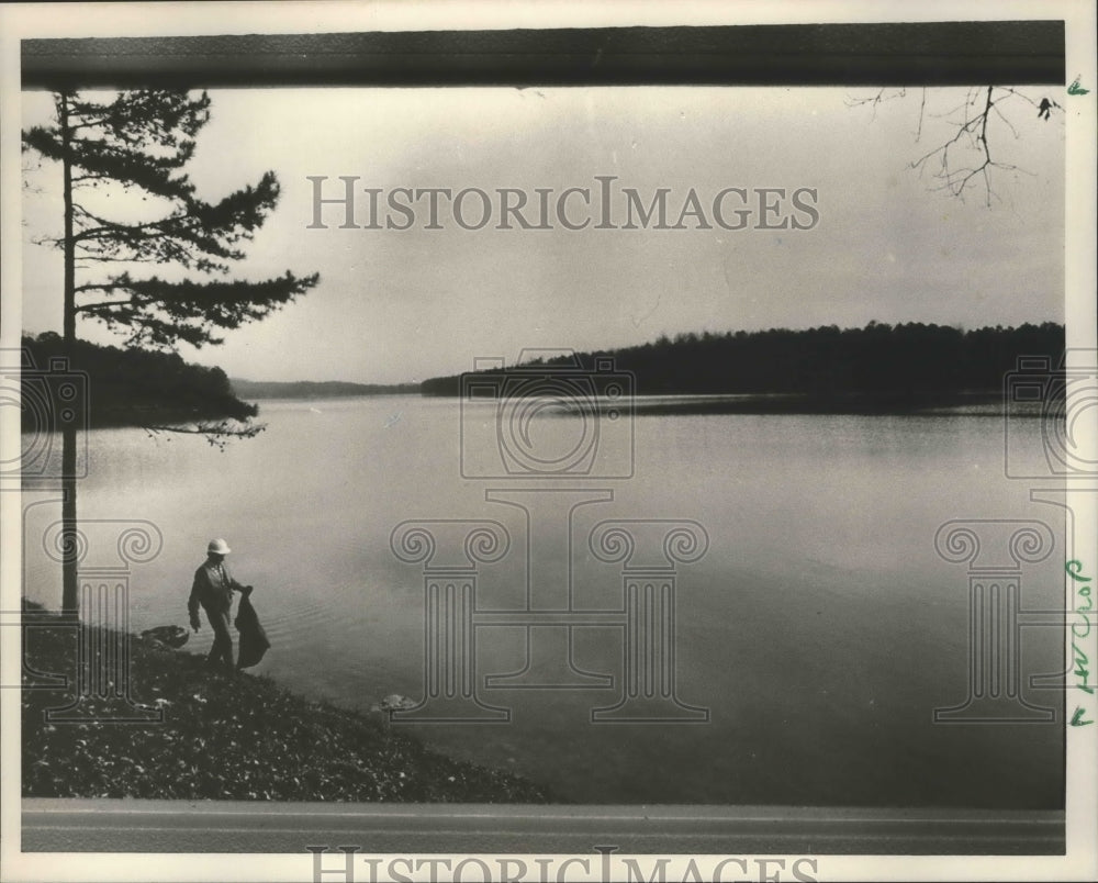 1989 Press Photo Alabama-Birmingham&#39;s Lake Purdy is cleaned up by worker. - Historic Images