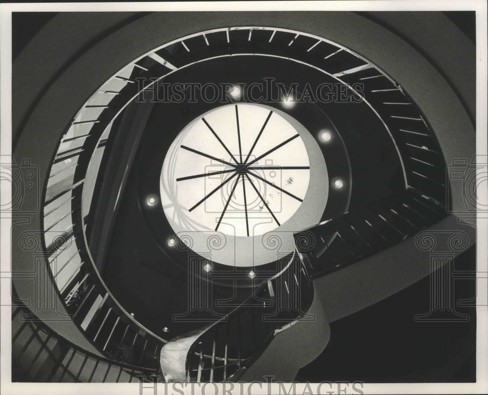 1986 Press Photo Alabama-Birmingham-Skylight at the top of a spiral staircase. - Historic Images