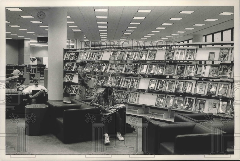 1986 Press Photo Alabama-Birmingham patrons in reading room of downtown library. - Historic Images