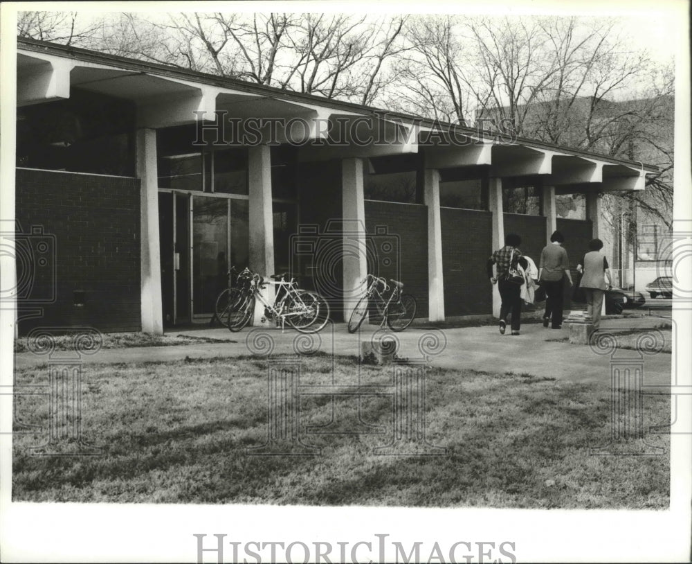 1980 Press Photo Alabama-Birmingham&#39;s Slossfield library may be closing soon. - Historic Images