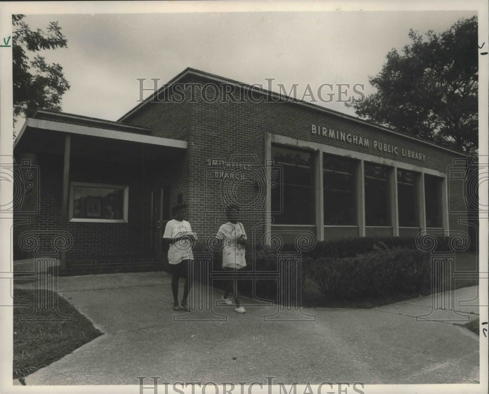 1986 Press Photo Alabama-Birmingham-Students leave the Smithfield library branch - Historic Images