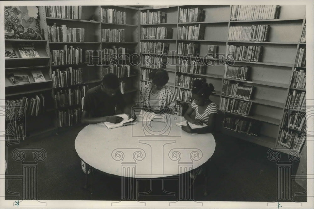 1987 Press Photo Alabama-Birmingham-Students read at Southside branch library. - Historic Images