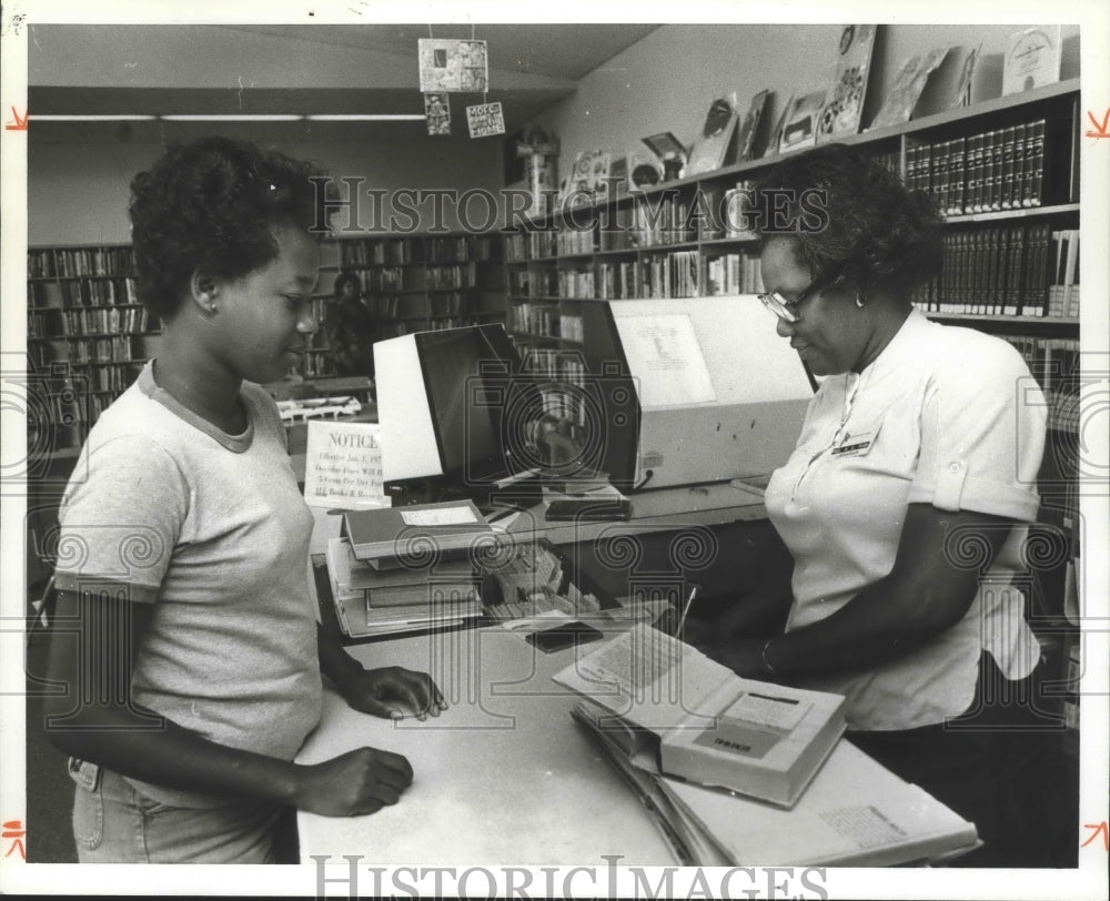 1981 Press Photo Alabama-Birmingham-Southside library branch worker helps child. - Historic Images