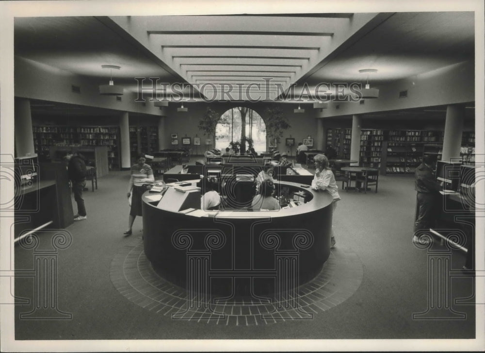 1986 Press Photo Alabama-Birmingham-Main desk, Springville Road regional library - Historic Images