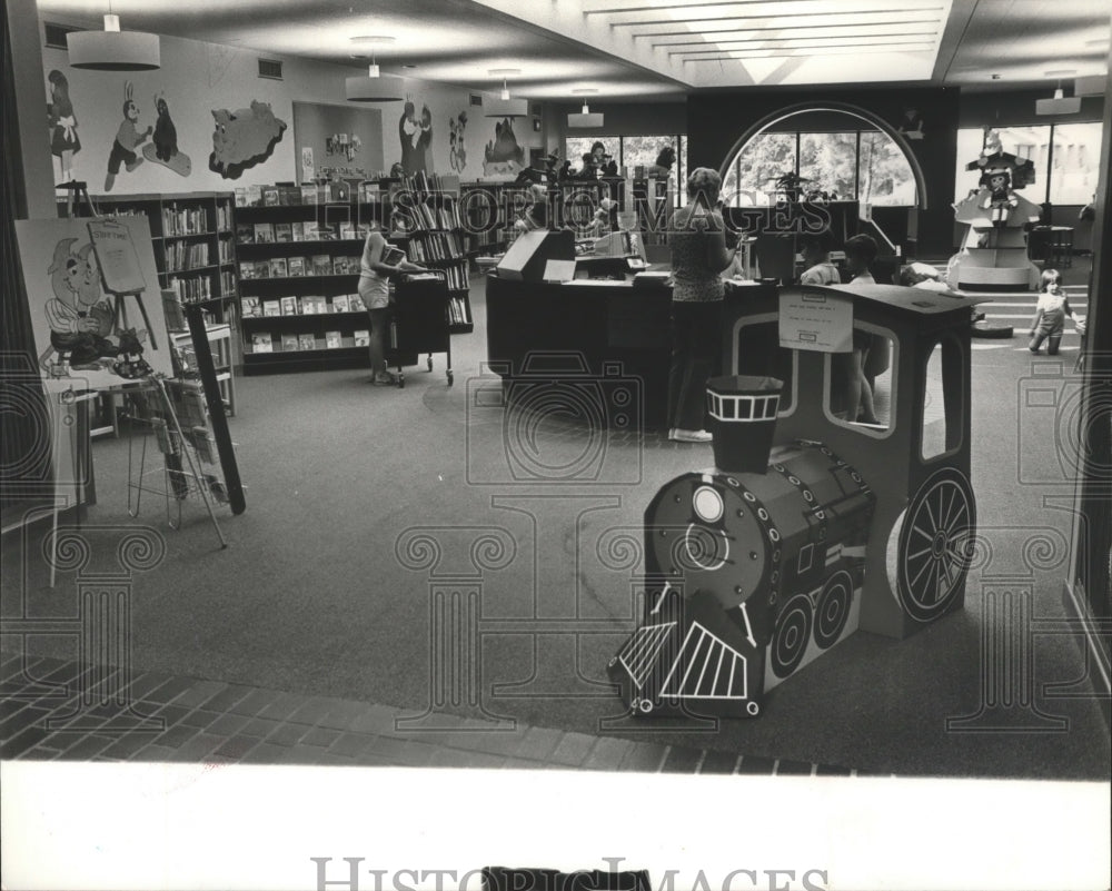 1982 Press Photo Alabama-Birmingham&#39;s Springville Rd. regional library interior. - Historic Images