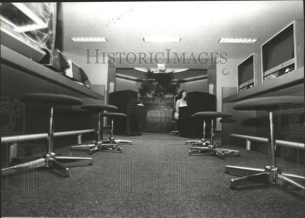 1981 Press Photo Shannon Brannon readies Springville Road Library, Birmingham - Historic Images