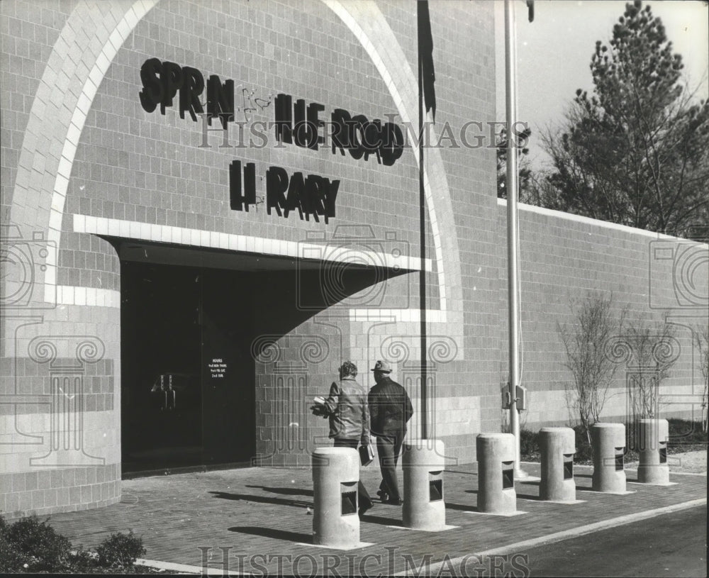 1982 Press Photo Springville Road Library Sign Under Repair, Birmingham, Alabama - Historic Images