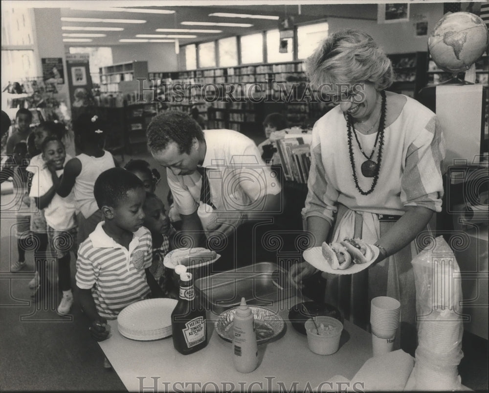 1989 Press Photo Lunch Served at West End Library Branch, Birmingham, Alabama - Historic Images