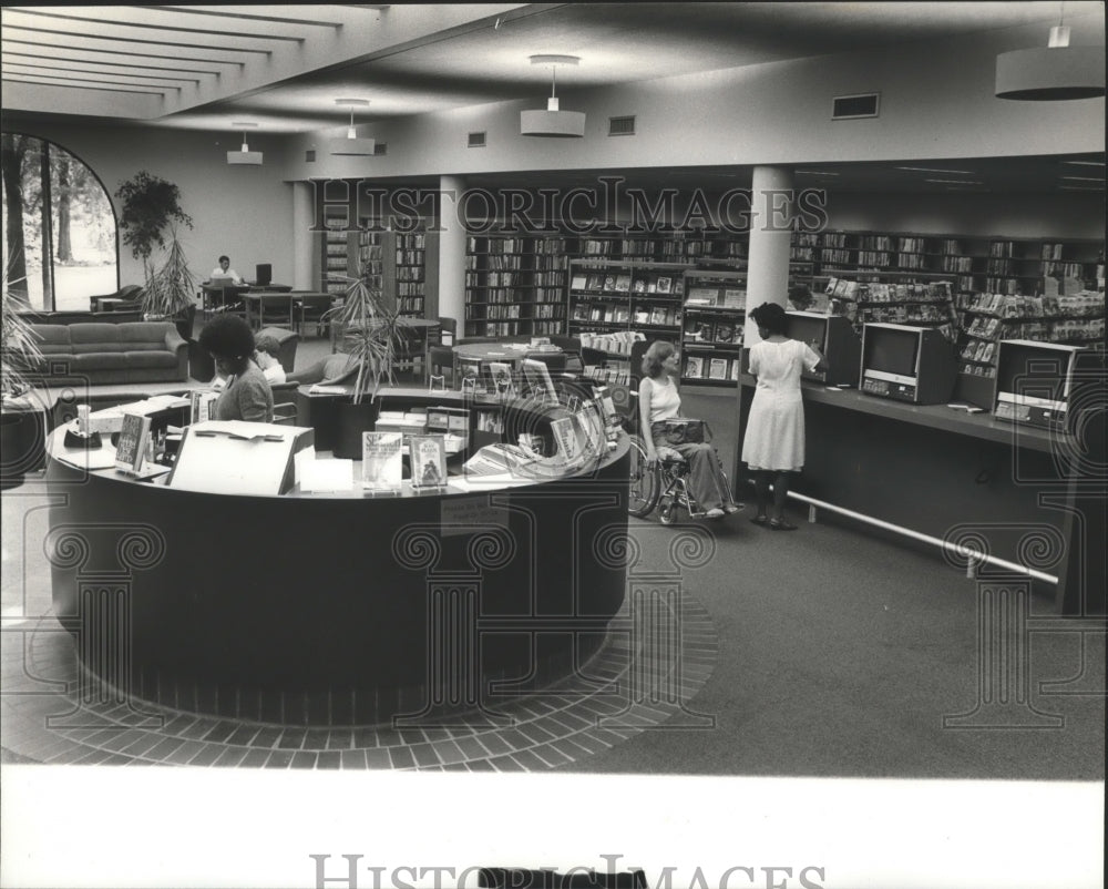 1982 Press Photo Springville Road Library Circulation Desk, Birmingham, Alabama - Historic Images