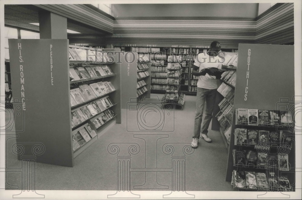 1987 Press Photo Andre Williams Looks Over Book, Woodlawn Library, Birmingham - Historic Images