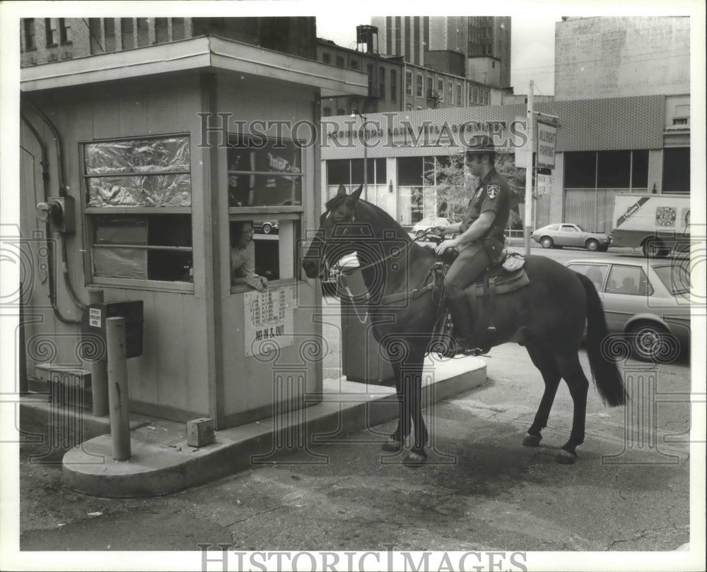 1982 Press Photo Alabama-Birmingham Mounted Patrol Officer and horse take a rest - Historic Images