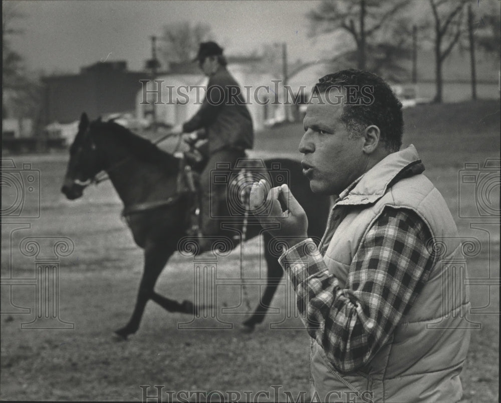 1983 Press Photo Alabama-Instructor barks order to Birmingham mounted patrol. - Historic Images