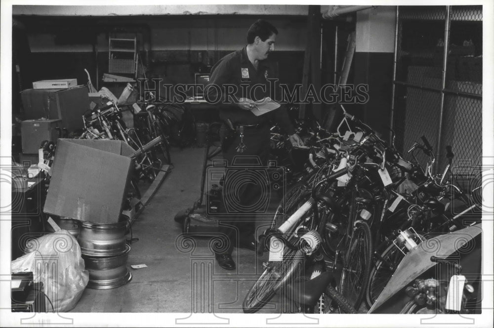 1992 Press Photo Alabama-Birmingham Police Officer John Crane with stolen bikes. - Historic Images