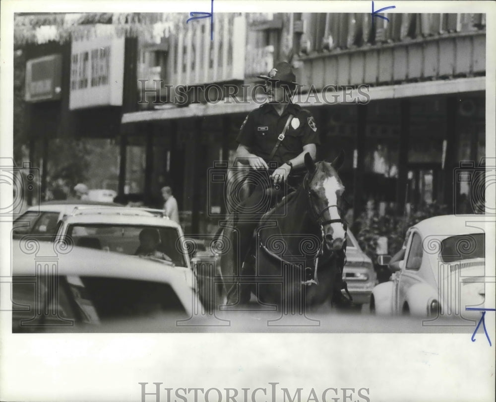 1984 Press Photo Alabama-Birmingham Police mounted patrolman in traffic jam. - Historic Images