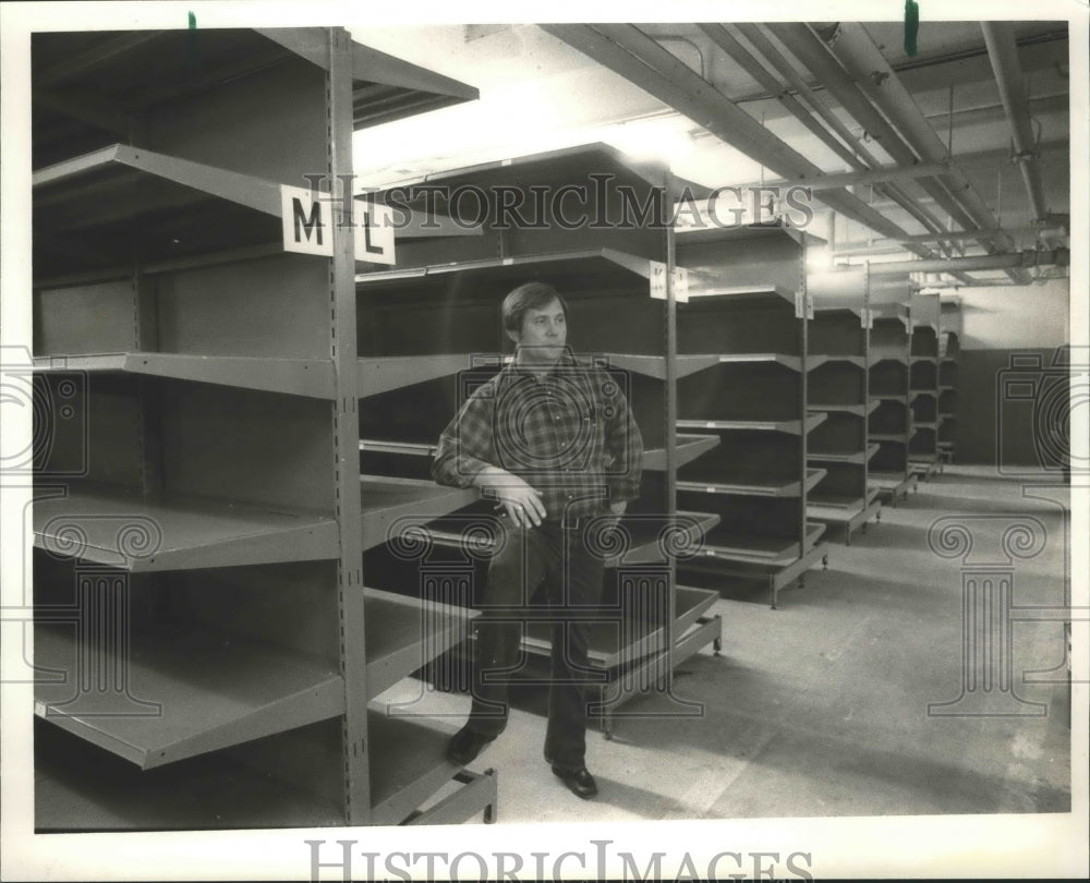 1985 Press Photo Alabama-Birmingham Police Officer Rick Royal in property room. - Historic Images