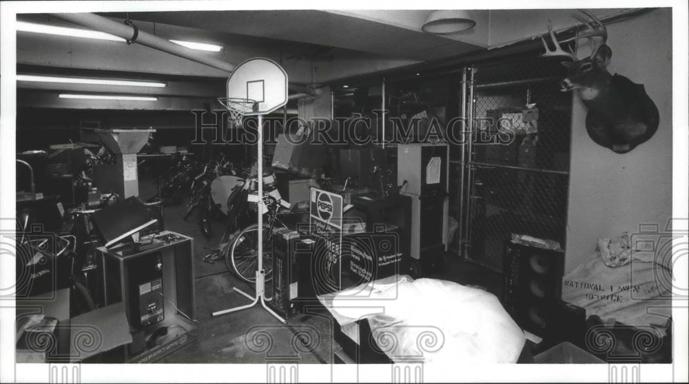 1992 Press Photo Alabama-Birmingham-Head of deer hangs in police property room. - Historic Images