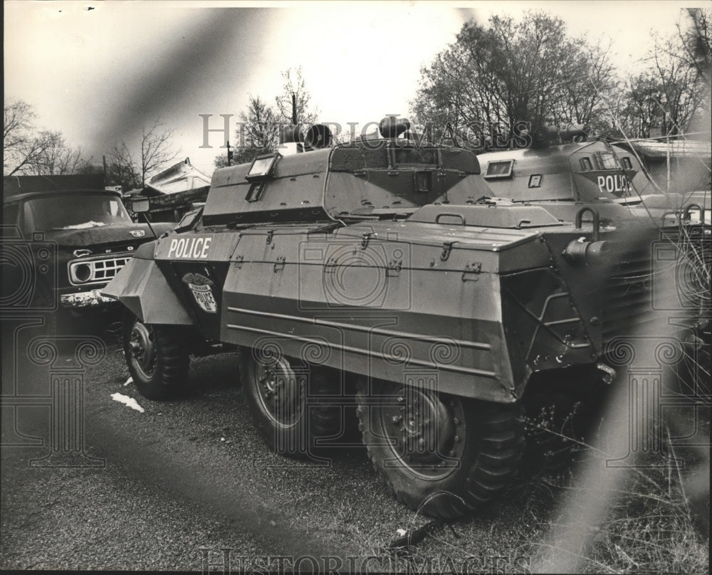 1983 Press Photo Alabama-Birmingham Police riot tanks amid disabled equipment. - Historic Images