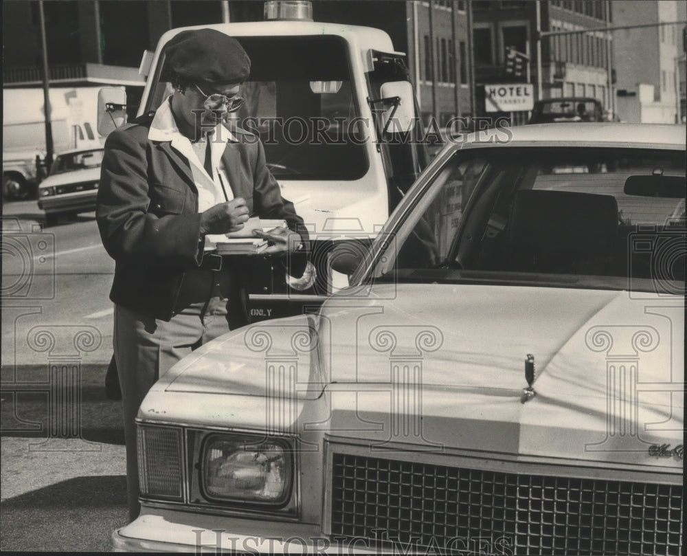 1987 Press Photo Alabama-Birmingham Policewoman writing out parking ticket. - Historic Images