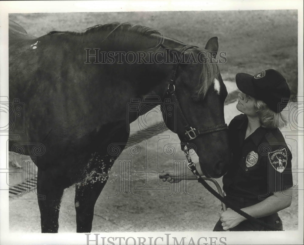 1986 Press Photo Alabama-Birmingham Police Officer Teri Lott and horse Cocoa. - Historic Images