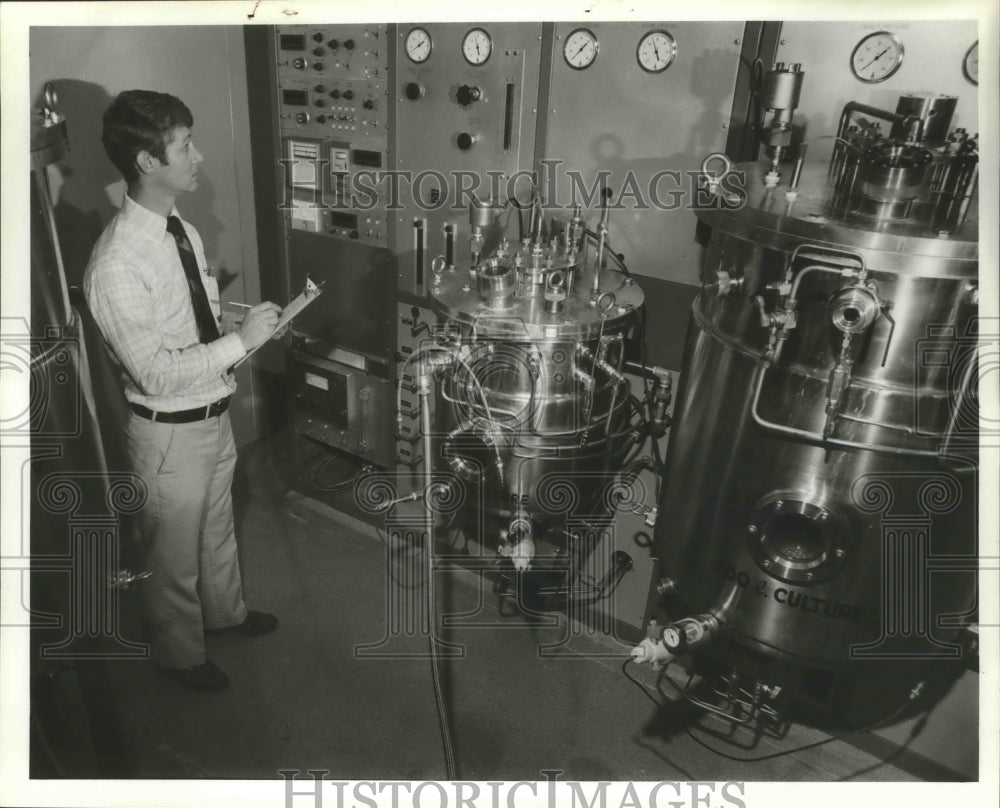 1981 Press Photo University of Alabama Birmingham Cell Culture Center. - Historic Images