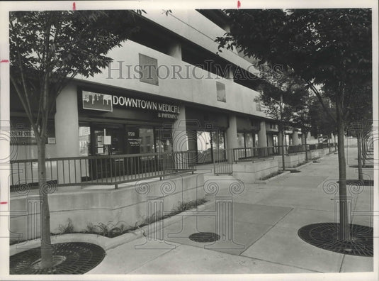 Press Photo University of Alabama Birmingham's downtown medical and pharmacy. - Historic Images