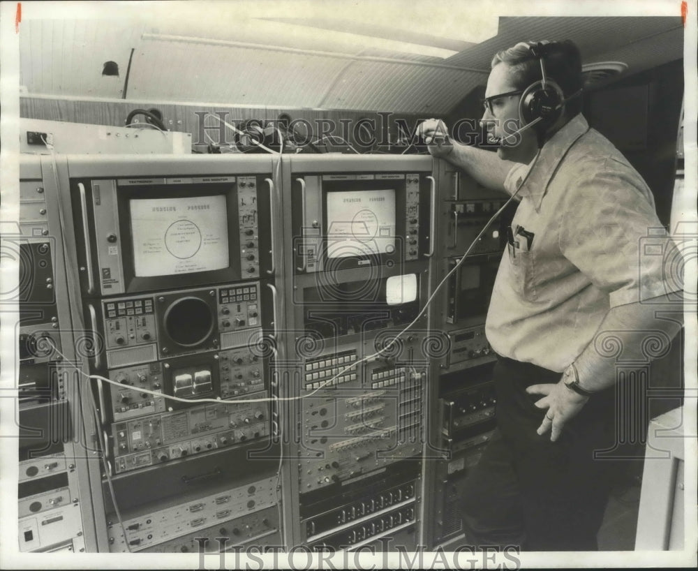 1977 Press Photo Art Anzic, NASA BVS, UAB Medical Center School of Nursing, Ala. - Historic Images