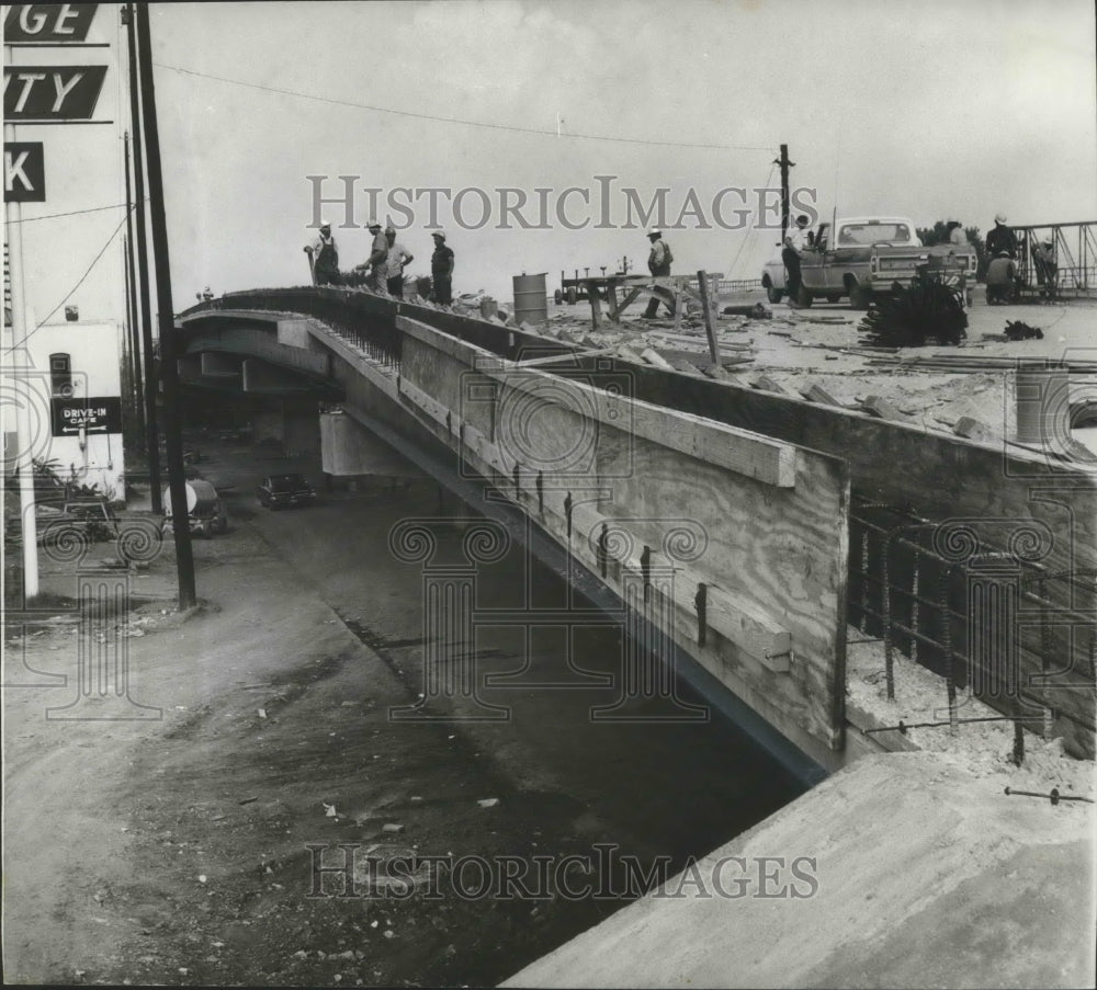 1971, Alabama-Birmingham&#39;s Tenth Avenue overpass nearing completion. - Historic Images