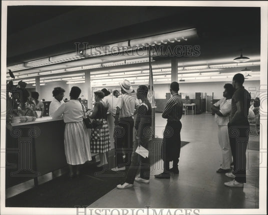 1985 Press Photo Alabama-Birmingham residents in line at the Employment office. - Historic Images