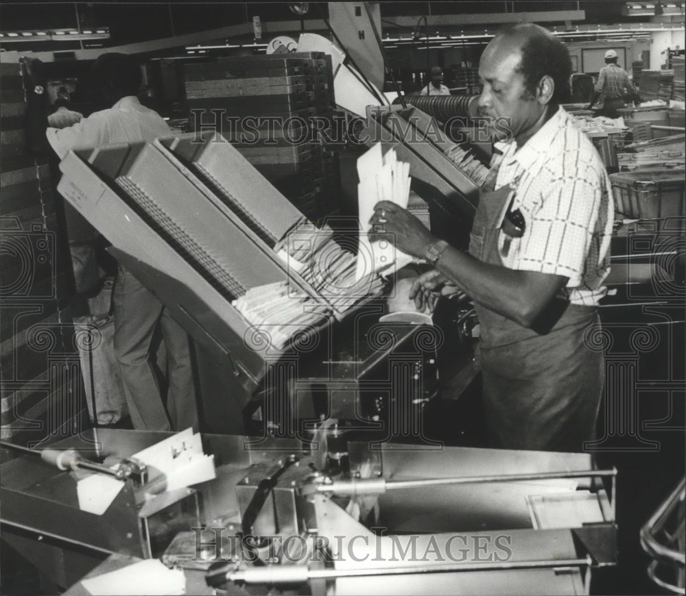 1981 Press Photo Postal Employee Ed Jones Boxes Mail Machine Cancels, Alabama - Historic Images