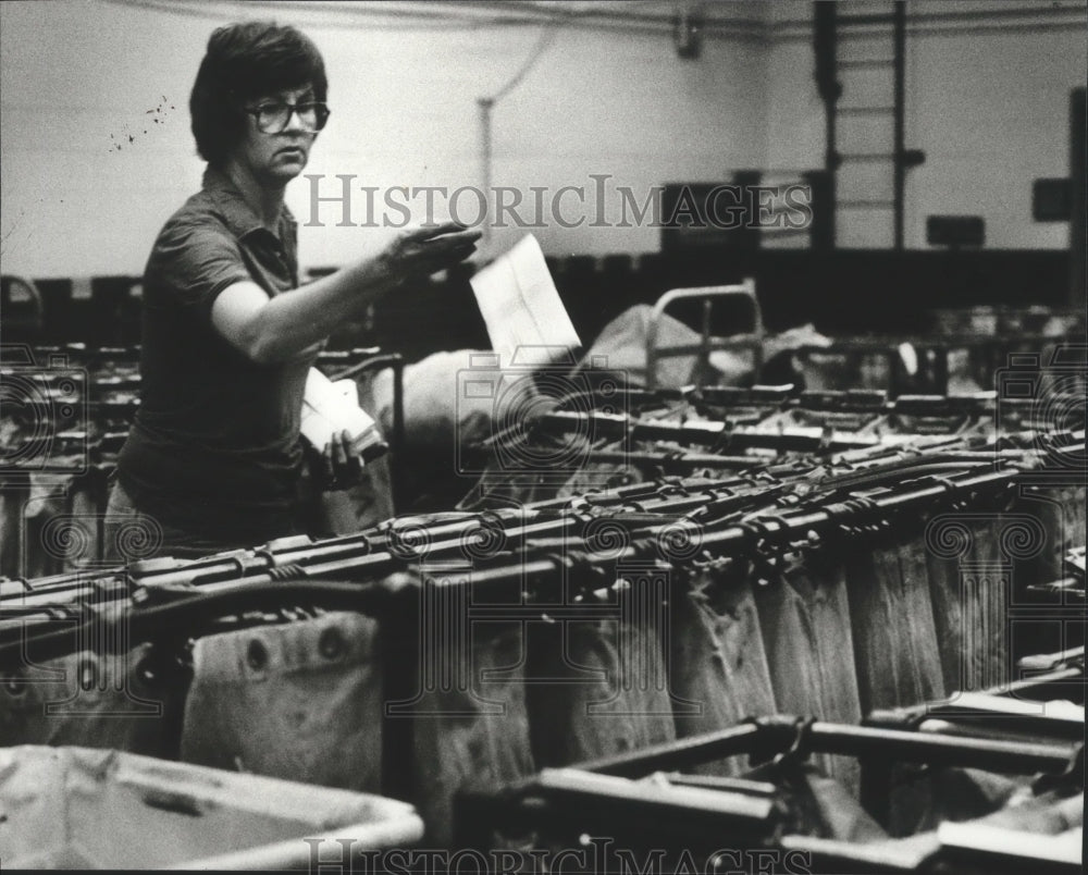 1981 Press Photo Postal Employee Shirley Haggard Hand-Sorts Letters, Birmingham - Historic Images