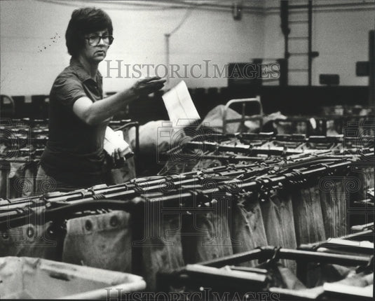 1981 Press Photo Postal Employee Shirley Haggard Hand-Sorts Letters, Birmingham - Historic Images