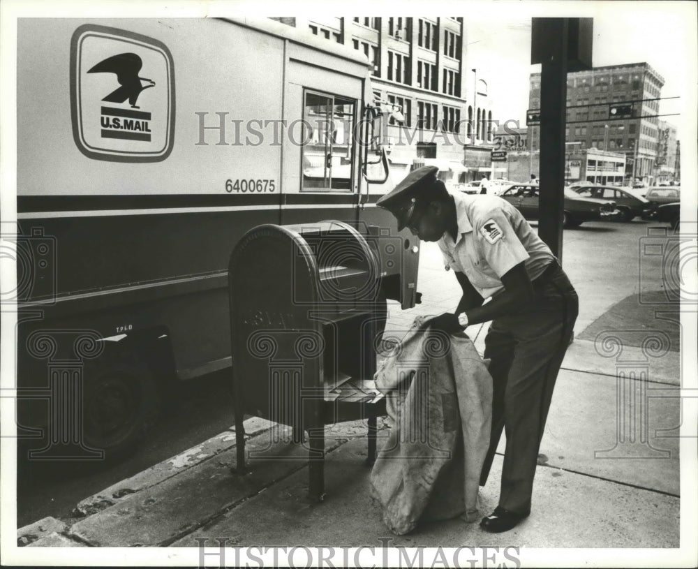 1981 Press Photo Postman Willie Lowe Picks Up Mail, Downtown Birmingham, Alabama - Historic Images