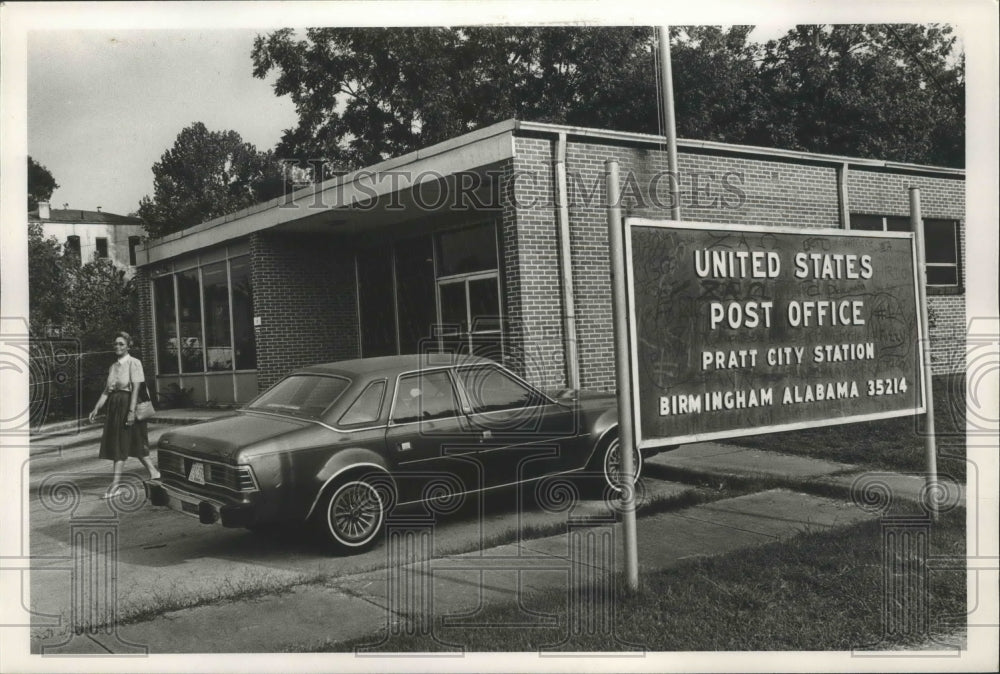 1987 Press Photo Alabama-Evelyn Clark leaves Pratt City Post Office, Birmingham. - Historic Images