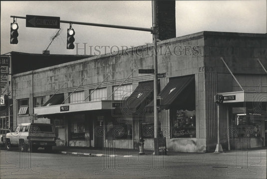 1983 Press Photo Alabama-Birmingham red stop light at business called Waites. - Historic Images
