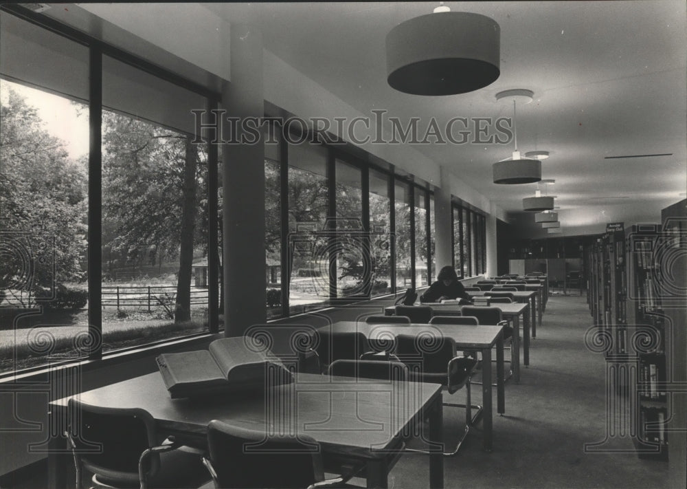 1982 Press Photo Alabama-Birmingham&#39;s Avondale branch library interior. - Historic Images