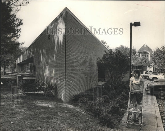 1983 Press Photo Alabama-Birmingham-Mother and daughter near Avondale library. - Historic Images
