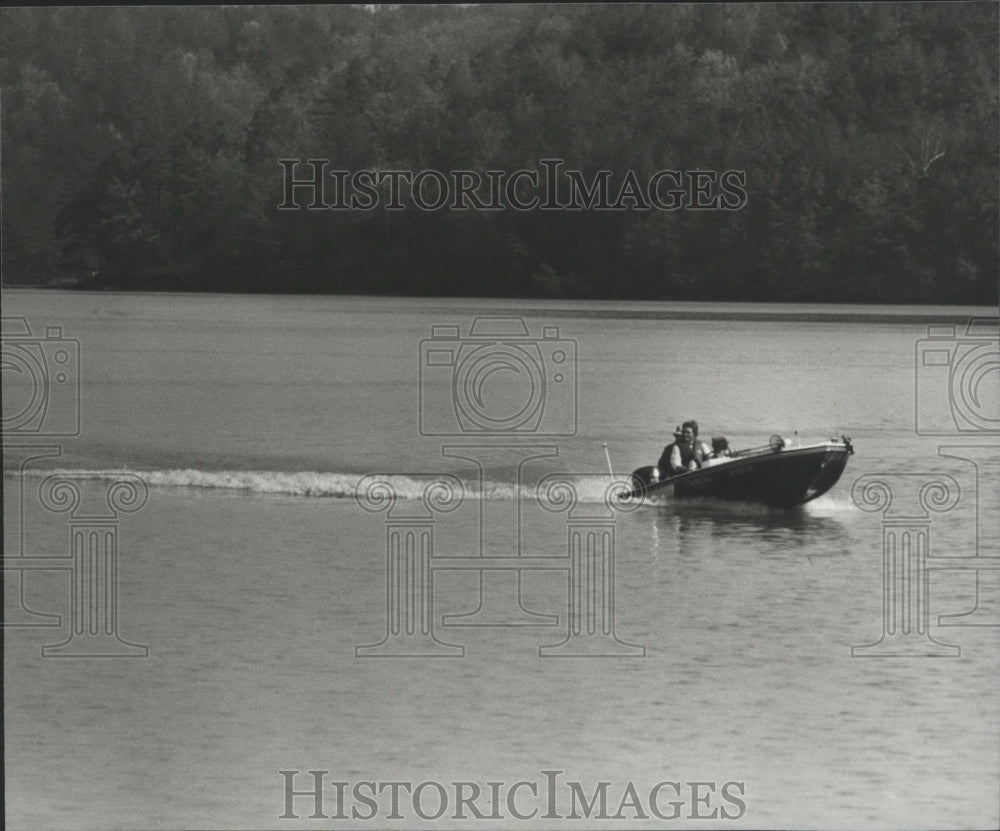 1980 Press Photo Alabama-Boat on Birmingham&#39;s Inland Lake, Water Works supplier. - Historic Images